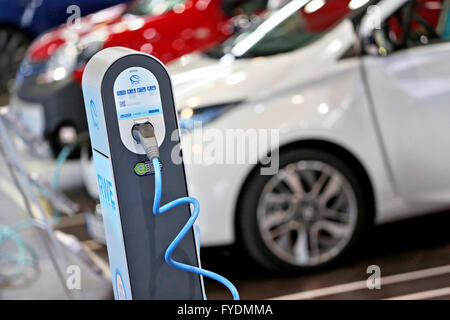 Une Renault Zoe Z.E. à un pôle de charge dans un hall d'exposition au cours d'une conférence pour l'électromobilité à Leipzig (Saxe), Allemagne, 14 avril 2016. Le véhicule de série est alimenté par un moteur électrique de 88 hp. Photo : Jan Woitas/dpa Banque D'Images