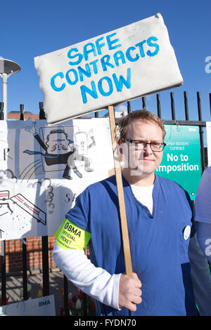 St George's Hospital, Londres, Royaume-Uni. 26 avril, 2016. Dr Tom Lewis, chirurgien stagiaire rejoint le médecins en grève en dehors de St George's Hospital à Tooting Broadway. Aujourd'hui est le premier de deux jours de grève qui ont eu lieu à travers le pays par des médecins en formation. Crédit : Jeff Gilbert/Alamy Live News Banque D'Images