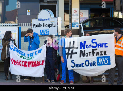 Hôpital de Poole, Poole, Dorset, Royaume-Uni. 26 avril 2016 la première sortie complète des médecins juniors dans l'histoire du NHS avec des rendez-vous et des opérations ambulatoires annulés et une couverture d'urgence non fournie au cours des deux jours de la grève. Crédit : Carolyn Jenkins/Alay Live News Banque D'Images