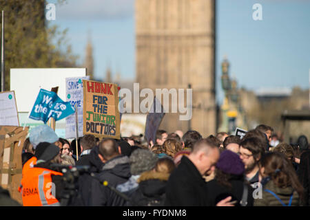 Le pont de Westminster, Londres, Royaume-Uni. 26 avril 2016. Les médecins commencent une grève à 8h00. BMA à l'extérieur de St Thomas' Hospital dans le centre de Londres à portée de vue des chambres du Parlement Crédit : Malcolm Park editorial/Alamy Live News. Banque D'Images