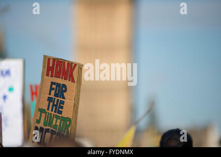 Le pont de Westminster, Londres, Royaume-Uni. 26 avril 2016. Les médecins commencent une grève à 8h00. BMA à l'extérieur de St Thomas' Hospital dans le centre de Londres à portée de vue des chambres du Parlement Crédit : Malcolm Park editorial/Alamy Live News. Banque D'Images