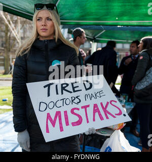 Londres, Royaume-Uni. 26 avril 2016. Les médecins restent debout à leur ligne de piquetage à l'extérieur de l'hôpital Northwick Park à Harrow, au nord ouest de Londres. Les médecins font grève contre les modifications du contrat de rémunération et les conditions de travail et, cette fois, ont retiré tous les services, y compris l'accident et d'urgence, la première fois que cela se produit dans l'histoire du NHS. Crédit : Stephen Chung / Alamy Live News Banque D'Images