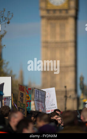 Le pont de Westminster, Londres, Royaume-Uni. 26 avril 2016. Les médecins commencent une grève à 8h00. BMA à l'extérieur de St Thomas' Hospital dans le centre de Londres à portée de vue des chambres du Parlement Crédit : Malcolm Park editorial/Alamy Live News. Banque D'Images