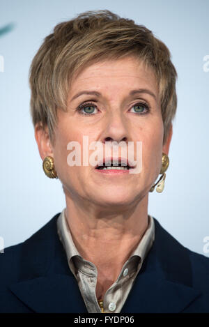 Berlin, Allemagne. Apr 26, 2016. Susanne Klatten, femme d'affaires et les principaux intervenants BMW, prend la parole lors d'une conférence de presse sur son initiative que Skala est de promouvoir des projets sociaux, à Berlin, Allemagne, 26 avril 2016. Klatten milliardaire est de fournir jusqu'à 100 millions d'euros de financement pour son initiative Skala entre 2016 et 2020 qui fera la promotion des causes caritatives à travers l'Allemagne. Photo : Bernd VON JUTRCZENKA/dpa/Alamy Live News Banque D'Images