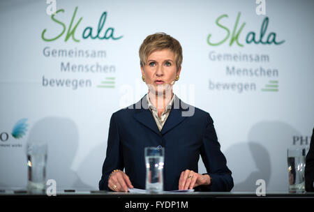 Berlin, Allemagne. Apr 26, 2016. Susanne Klatten, femme d'affaires et les principaux intervenants BMW, prend la parole lors d'une conférence de presse sur son initiative que Skala est de promouvoir des projets sociaux, à Berlin, Allemagne, 26 avril 2016. Klatten milliardaire est de fournir jusqu'à 100 millions d'euros de financement pour son initiative Skala entre 2016 et 2020 qui fera la promotion des causes caritatives à travers l'Allemagne. Photo : Bernd VON JUTRCZENKA/dpa/Alamy Live News Banque D'Images
