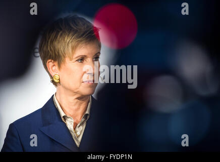 Berlin, Allemagne. Apr 26, 2016. Susanne Klatten, femme d'affaires et les principaux intervenants BMW, prend la parole lors d'une conférence de presse sur son initiative que Skala est de promouvoir des projets sociaux, à Berlin, Allemagne, 26 avril 2016. Klatten milliardaire est de fournir jusqu'à 100 millions d'euros de financement pour son initiative Skala entre 2016 et 2020 qui fera la promotion des causes caritatives à travers l'Allemagne. Photo : SOPHIA KEMBOWSKI/dpa/Alamy Live News Banque D'Images