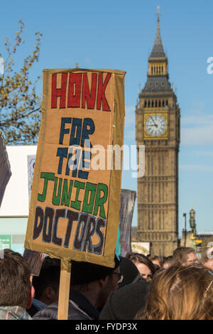 Londres, Royaume-Uni. 26 avril, 2016. Les médecins à St.Thomas' Hospital de Londres en prenant part à la première grève nationale contre l'ensemble de l'imposition de nouveaux contrats par le gouvernement. Crédit : David Rowe/Alamy Live News Banque D'Images