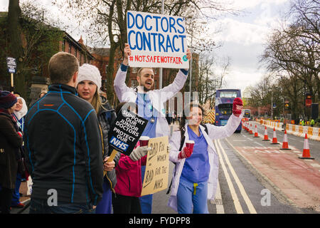 Manchester, UK. 26 avril, 2016. Les médecins en grève à l'extérieur Manchester Royal Infirmary, UK Crédit : Cristina Pedreira/Alamy Live News Banque D'Images