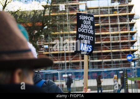 Manchester, UK. 26 avril, 2016. Les médecins en grève à l'extérieur Manchester Royal Infirmary, UK Crédit : Cristina Pedreira/Alamy Live News Banque D'Images