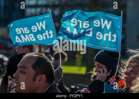 Londres, Royaume-Uni. 26 avril, 2016. La ligne de piquetage au St Thomas' Hospital. Les médecins en phase a 7 jour toutes les actions de grève, cette fois-imncluding couverture accident et d'urgence. Ils font la grève contre les nouveaux contrats en raison d'être imposées par le Gouvernement et le ministre de la santé, Jeremy Hunt. Ils sont pris en charge par la British Medical Association. Crédit : Guy Bell/Alamy Live News Banque D'Images