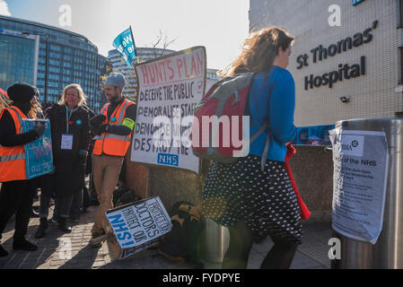 Londres, Royaume-Uni. 26 avril, 2016. Une déclaration de la BMA est bloqué à un bollard de sécurité à l'entrée - La ligne de piquetage au St Thomas' Hospital. Les médecins en phase a 7 jour toutes les actions de grève, cette fois-imncluding couverture accident et d'urgence. Ils font la grève contre les nouveaux contrats en raison d'être imposées par le Gouvernement et le ministre de la santé, Jeremy Hunt. Ils sont pris en charge par la British Medical Association. Crédit : Guy Bell/Alamy Live News Banque D'Images