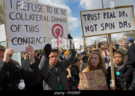 Londres, Royaume-Uni. 26 avril, 2016. Les jeunes médecins NHS aller sur tous les grève au St Thomas' Hospital, Westminster, dans un conflit entre eux-mêmes et de l'ema et le gouvernement sur l'imposition d'un nouveau contrat le 26 avril 2016 à Londres, Royaume-Uni. C'est la première fois que le personnel du Service national de santé ont retiré des soins d'urgence que leur différend sur les termes continue dans cette dernière action de grève de deux jours. Crédit : Michael Kemp/Alamy Live News Banque D'Images