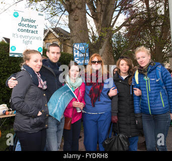 Bath, Royaume-Uni. 26 avril, 2016. Bath, Royaume-Uni. 26 avril, 2016. Les médecins en formation à l'extérieur de l'Hôpital Royal United dans la baignoire. Ils sont en grève contre les nouveaux contrats qui leur sont imposées par le ministère de la santé. Credit : Beata cosgrove/Alamy Live News Banque D'Images