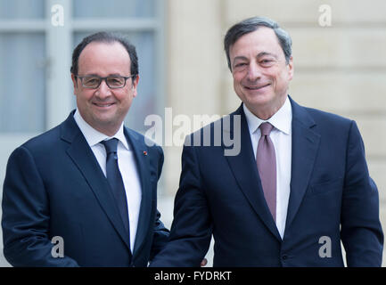 Paris, France. Apr 26, 2016. Le Président français François Hollande (G) rencontre avec Mario Draghi, Président de la Banque centrale européenne, à l'Elysée, à Paris, France, le 26 avril 2016. Crédit : Pierre Andrieu/Xinhua/Alamy Live News Banque D'Images