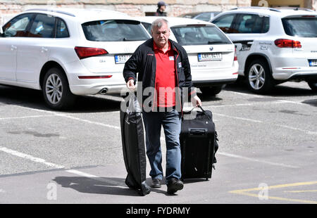 Znojmo, République tchèque. Apr 26, 2016. L'entraîneur tchèque Vladimir Vujtek assiste à la national tchèque de hockey sur glace de session de formation à Znojmo, République tchèque, le 26 avril 2016. Les joueurs tchèques se préparer aux Championnat du Monde de Hockey sur glace en Russie. Credit : Lubos Pavlicek/CTK Photo/Alamy Live News Banque D'Images