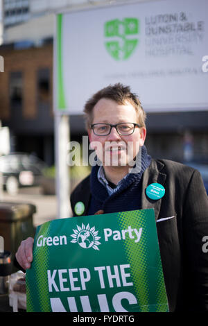 Luton, Royaume-Uni, 26 avril 2016. Marc Scheimann montre son soutien pour les jeunes médecins sur la ligne de piquetage à l'extérieur de l'hôpital Luton and Dunstable. Son placard lit 'garder le NHS Public'. M. Scheimann a déclaré : "Les médecins ont été invités à remplir l'espace de sept jours, avec seulement cinq jours de médecins, et qui est complètement malsaine, c'est mauvais pour nous. Nous tous devons aimer le NHS et le gouvernement essaie de tuer le NHS.' 'Je suis un diabétique, J'ai une blessure à la colonne vertébrale, et j'ai été sauvé de nombreuses fois par le NHS. Il n'y aura pas de NHS une fois qu'ils ont engagés sur cette voie." Crédit : Philip Kirk/Alamy Live News Banque D'Images