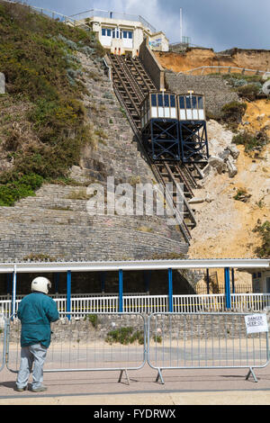 Bournemouth, Dorset, UK 26 avril 2016. Les visiteurs viennent pour voir le glissement à Eastcliff qui s'est passé le week-end de détruire et d'endommager le bloc toilettes des ascenseurs, comme un cordon reste en place, par crainte de plus de chutes et d'une surveillance continue de la situation et les mesures à prendre. Credit : Carolyn Jenkins/Alamy Live News Banque D'Images