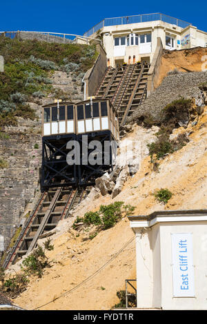 Bournemouth, Dorset, UK 26 avril 2016. Les visiteurs viennent pour voir le glissement à Eastcliff qui s'est passé le week-end de détruire et d'endommager le bloc toilettes des ascenseurs, comme un cordon reste en place, par crainte de plus de chutes et d'une surveillance continue de la situation et les mesures à prendre. Credit : Carolyn Jenkins/Alamy Live News Banque D'Images