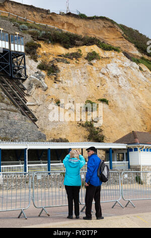 Bournemouth, Dorset, UK 26 avril 2016. Les visiteurs viennent pour voir le glissement à Eastcliff qui s'est passé le week-end de détruire et d'endommager le bloc toilettes des ascenseurs, comme un cordon reste en place, par crainte de plus de chutes et d'une surveillance continue de la situation et les mesures à prendre. Credit : Carolyn Jenkins/Alamy Live News Banque D'Images