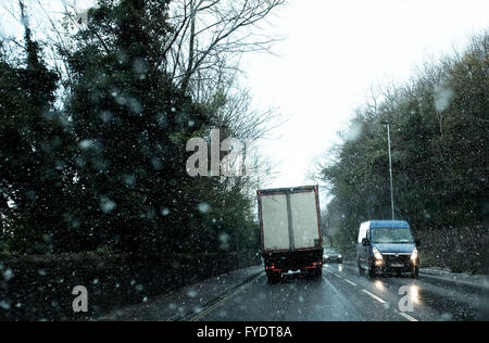 Lewes, East Sussex, UK. 26 avril, 2016. Les véhicules roulent à travers une courte averse de neige juste à l'extérieur de la région de Lewes, East Sussex cet après-midi que les températures ont chuté tout au long de la Grande-Bretagne dans le rare temps de Printemps Crédit : Simon Dack/Alamy Live News Banque D'Images