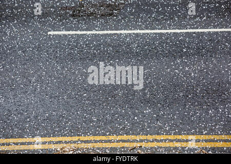 Westbourne, Bournemouth, Dorset, UK 26 avril 2016. Météo France : la grêle et le tonnerre - grêlons sur la route. Credit : Carolyn Jenkins/Alamy Live News Banque D'Images