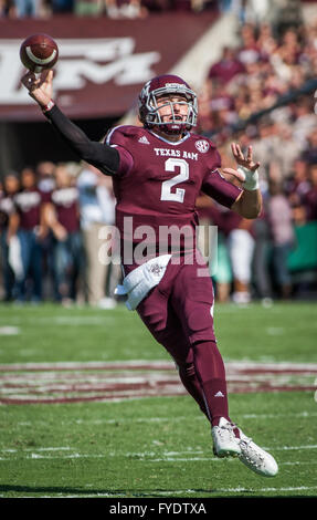 26 avril 2016 - L'ancien quart-arrière des Cleveland Browns Johnny Manziel accusées de violence domestique par un grand jury de Dallas. Sur la photo : 20 octobre 2012 - 20 octobre 2012 : Texas A&M Aggies quarterback Johnny Manziel (2) jette une note au cours du premier trimestre de la NCAA football match entre la LSU Tigers et la Texas A&M Aggies à Kyle Field à College Station, TX. Andrew Richarnson/CSM © Cal Sport Media/Alamy Live News Banque D'Images