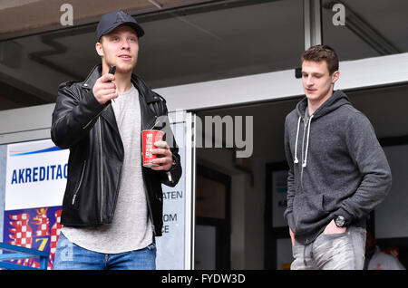 Znojmo, République tchèque. Apr 26, 2016. David Pastrnak (à gauche) et Dominik Kubalik (droite) assister à la national tchèque de hockey sur glace de session de formation à Znojmo, République tchèque, le 26 avril 2016. Les joueurs tchèques se préparer aux Championnat du Monde de Hockey sur glace en Russie. © Lubos Pavlicek/CTK Photo/Alamy Live News Banque D'Images