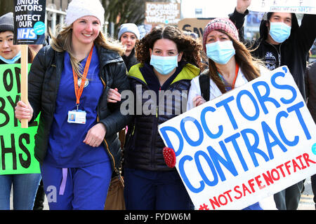 Manchester, UK. 26 avril, 2016. Les partisans de la grève des médecins en attente d'une pancarte qui dit 'Doctors Contrat non sécuritaire pas fair' à Manchester, Royaume-Uni, le 26 avril 2016 Crédit : Barbara Cook/Alamy Live News Banque D'Images