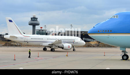 Hanovre, Allemagne. Apr 25, 2016. Le Premier ministre italien Renzi arrivant sur un Airbus A319 et en passant l'Air Force One, l'avion du Président des États-Unis, à l'aéroport de Hanovre, Allemagne, 25 avril 2016. PHOTO : HAUKE-CHRISTIAN DITTRICH/dpa/Alamy Live News Banque D'Images