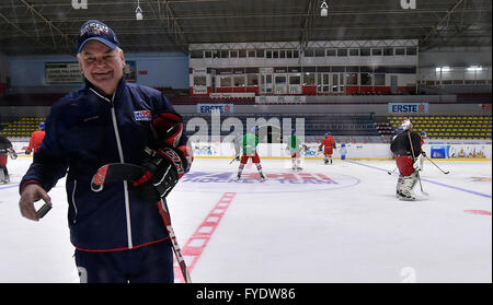 Znojmo, République tchèque. Apr 26, 2016. Coach Vladimir Vujtek (à gauche) au cours de la national tchèque de hockey sur glace de session de formation à Znojmo, République tchèque, le 26 avril 2016. Les joueurs tchèques se préparer aux Championnat du Monde de Hockey sur glace en Russie. © Lubos Pavlicek/CTK Photo/Alamy Live News Banque D'Images