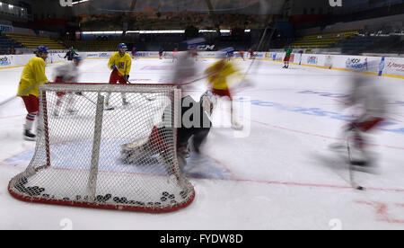 Znojmo, République tchèque. Apr 26, 2016. L'équipe nationale tchèque de hockey sur glace au cours de la séance de formation à Znojmo, République tchèque, le 26 avril 2016. Les joueurs tchèques se préparer aux Championnat du Monde de Hockey sur glace en Russie. © Lubos Pavlicek/CTK Photo/Alamy Live News Banque D'Images