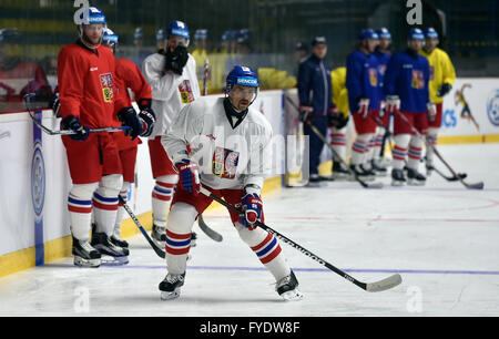 Znojmo, République tchèque. Apr 26, 2016. Tomas Plekanec (centre) au cours de la national tchèque de hockey sur glace de session de formation à Znojmo, République tchèque, le 26 avril 2016. Les joueurs tchèques se préparer aux Championnat du Monde de Hockey sur glace en Russie. © Lubos Pavlicek/CTK Photo/Alamy Live News Banque D'Images