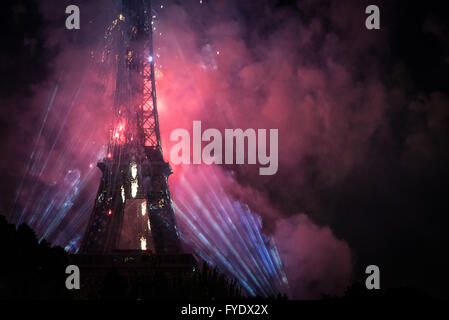 Paris, France. 14 juillet, 2015. La Tour Eiffel vue de la Seine, au cours de l'artifice du 14 juillet fête nationale pour la libération de la France. La Tour Eiffel est le monument le plus célèbre de Paris, connue dans le monde entier comme un symbole de la ville elle-même et de la France. Il est visité chaque année par une moyenne d'environ 5 millions et demi de touristes. © Andrea Ronchini/Pacific Press/Alamy Live News Banque D'Images