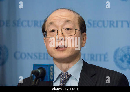 New York, États-Unis. Apr 26, 2016. Ambssador chinois Liu Jieyi parle avec la presse. À la suite d'un huis clos, consultations du Conseil de sécurité des Nations Unies, le président du Conseil de sécurité, l'Ambassadeur Liu Jieyi, le Permanent Représentant de l'ONU pour la République populaire de Chine, a parlé à la presse de l'ONU de définir un ensemble d'éléments "Presse" convenu par le Conseil relatives à la poursuite de la crise au Soudan et au Soudan du Sud et au conflit entre Israël et la Palestine dans les hauteurs du Golan Crédit : Albin Lohr-Jones/Pacific Press/Alamy Live News Banque D'Images