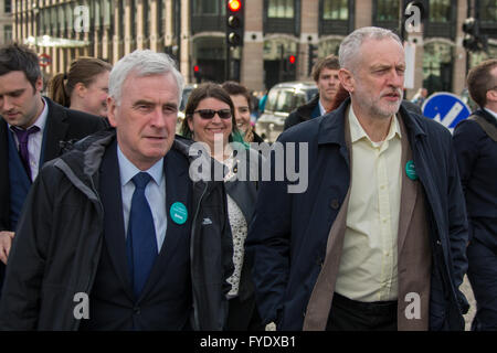 Londres, Royaume-Uni. 26 avril, 2016. Corbyn et McDonnell Rejoignez des milliers et mars de St.Thomas' Hospital au ministère de la santé à l'appui de la médecins en grève et contre l'imposition de nouveaux contrats par le gouvernement. David Rowe/ Alamy Live News Banque D'Images