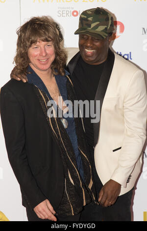 Victoria House, Londres, le 26 avril 2016. Simon Bartholomew et Andrew Levy amour de la Brand New Heavies photographiés à l'Jazz FM awards au Victoria House, Bloomsbury, Londres. Crédit : Paul Davey/Alamy Live News Banque D'Images