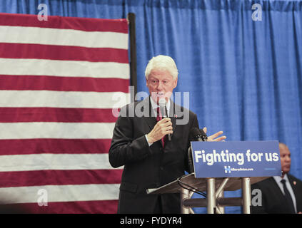 25 avril 2016 - Indianapolis, Indiana, USA - Le président BILL CLINTON visite le bureau de campagne d'Hillary Clinton à Indianapolis, le 26 avril 2016. (Crédit Image : © Lora Olive par Zuma sur le fil) Banque D'Images