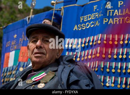 Le 25 avril l'Italie célèbre le '71th Festa della Liberazione" qui marque la libération du pays de l'occupation allemande et fasciste règle à la fin de la seconde guerre mondiale. La célébration, une parade à Rome du Colisée à Porta San Paolo, a été organisée par l'ANPI 'Associazione nazionale partigiani' Banque D'Images