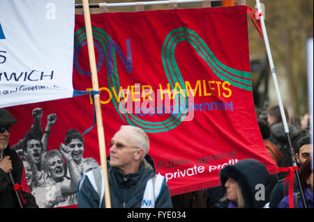 Westminster, London, UK. 26 avril 2016. Les médecins en mars démo de St Thomas' Hospital à Whitehall pour un rassemblement le lundi soir à l'extérieur de Downing Street. Credit : Malcolm Park editorial/Alamy Live News. Banque D'Images