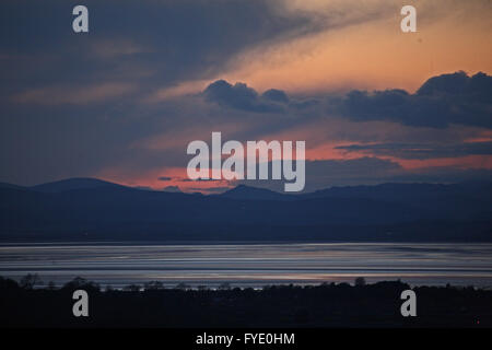 Williamsons Park, Lancaster, Royaume-Uni, le 26 avril 2016. Depuis les marches de l'Ashton Memorial dans Williamson Park, Lancaster donnant sur la baie de Morecambe pour le district du lac, les nuages de tempête peut être vu sur le lac District Credit : David Billinge/Alamy Live News Banque D'Images