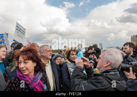 Londres, Royaume-Uni. 26 avril 2016. L'Ombre Chancelier John McDonnell prend une photo de Jeremy Corbyn pendant 'London Marche pour soutenir la grève des médecins en formation'. Wiktor Szymanowicz/Alamy Live News Banque D'Images