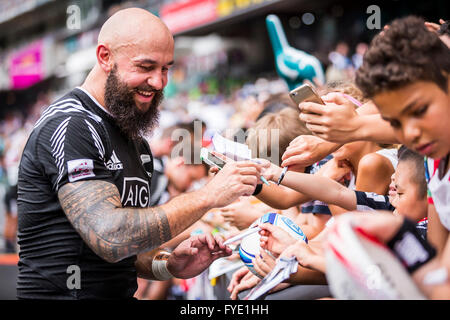 DJ Forbes de la Nouvelle-Zélande accueille lors de la HSBC 2016 / Cathay Pacific Hong Kong Sevens, Hong Kong Stadium. Le 9 avril 2016. Banque D'Images