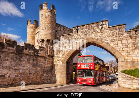 Tour bus roulant dans Walmgate Bar, York, North Yorkshire, Angleterre, Royaume-Uni Banque D'Images