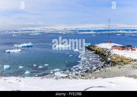 Vue depuis le vieux port de la fjord Nuuk, Groenland Banque D'Images