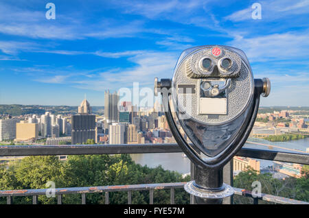 Des jumelles pour l'affichage de la ville de Pittsburgh, en Pennsylvanie. Banque D'Images