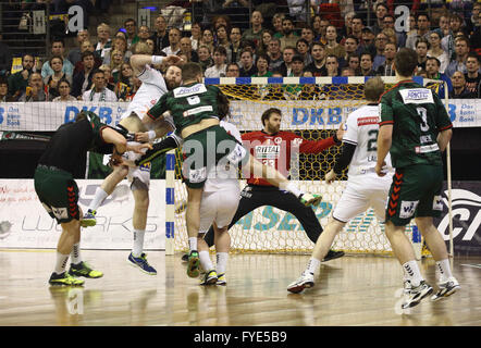 L'action de Berlin Füchse in pro-match de hand contre HSG Wetzlar le 17 avril 2016 au Max Schmeling Halle Berlin, Allemagne Banque D'Images