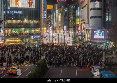 TOKYO, JAPON - 22 novembre, 2014 : croisement de Shibuya à Tokyo, l'intersection la plus occupée dans le monde Banque D'Images