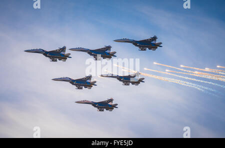 SAINT PETERSBURG, RUSSIE - Avril, 25, 2015 : démonstration de vol et d'acrobaties aériennes montrent des Chevaliers russes (Russkie Vityazi) Su-27 Banque D'Images