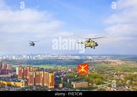 Hélicoptère avec drapeau militaire sur Moscou au défilé du jour de la victoire Banque D'Images