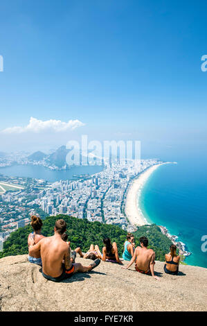 RIO DE JANEIRO - le 9 mars 2016 : Les visiteurs admirer la vue sur les toits de la ville après une randonnée au sommet de deux frères Mountain. Banque D'Images